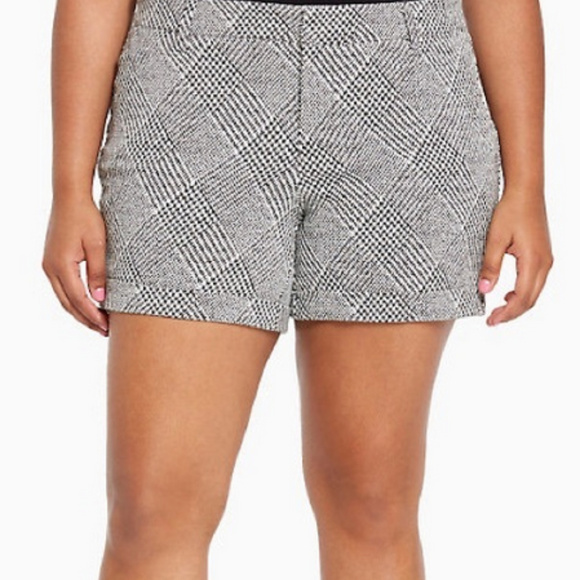Torrid Herringbone Rolled Cuff Shorts NWT! Size 24 - Picture 2 of 3